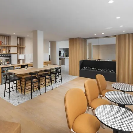 By Marriott Didot Montparnasse מלון